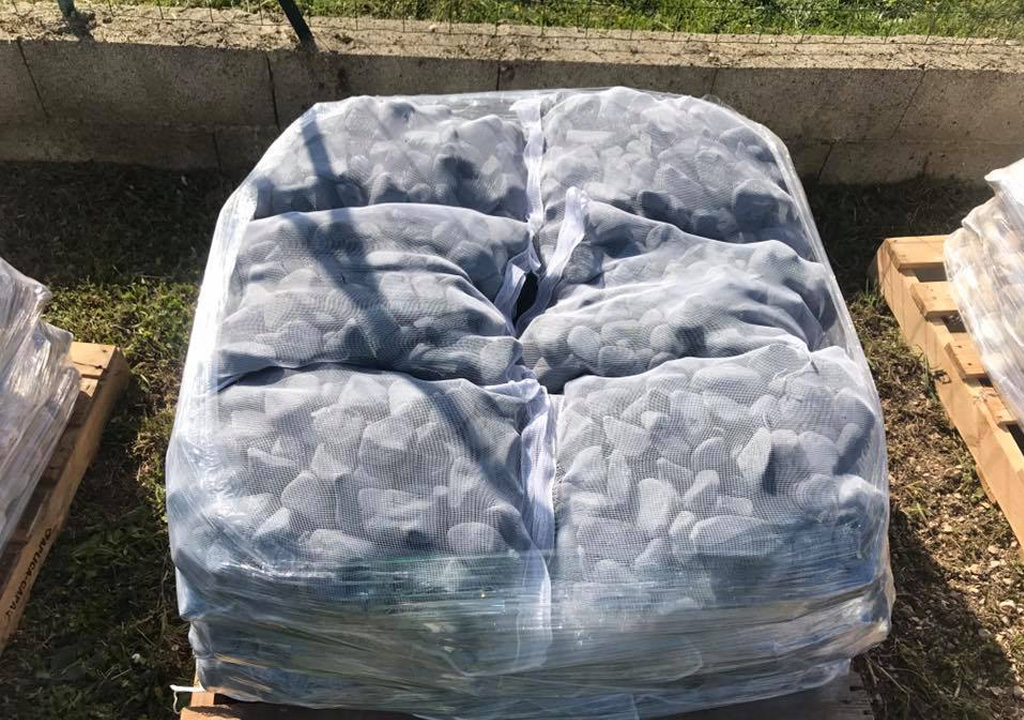 Découvrez nos galets : roulés ou concassés, en sac de 25kg ou en big bag à la tonne.